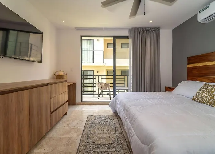 King With Balcony, Gym And Rooftop Pool *